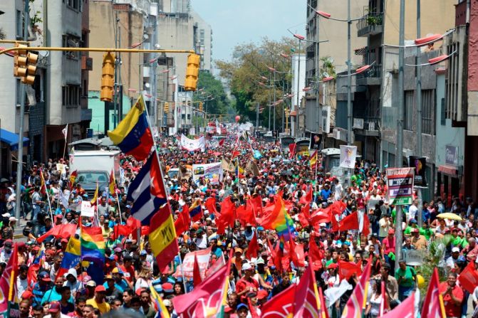 Simpatizantes del presidente Nicolás Maduro también marcharon este miércoles 26 de abril.