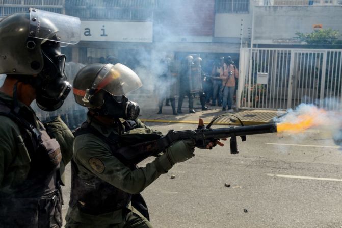 Miembros de la Guardia Nacional disparan contra los manifestantes de la oposición.