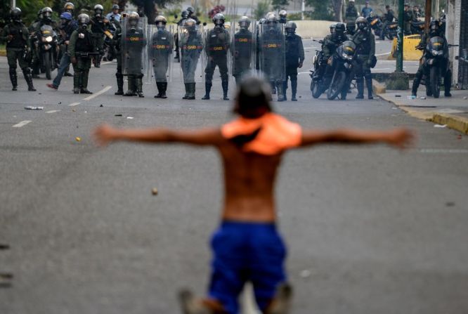 Un manifestante de la oposición herido es llevado por sus compañeros en medio de los fuertes disturbios y la represión que sufrieron las marchas este 26 de abril en Caracas.