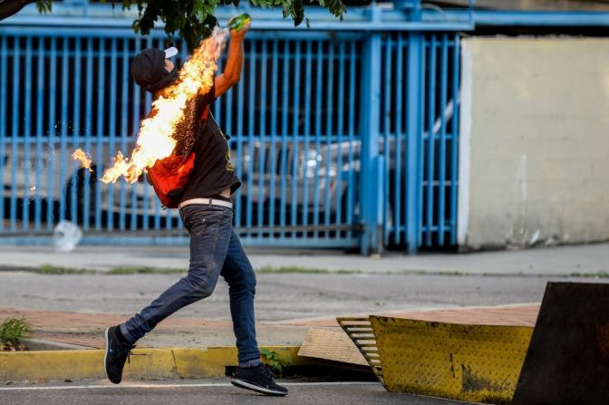 La violencia ha sido la sombra que ha acompañado a las múltiples jornadas de protestas en Venezuela, que vive una intensa crisis política que se suma a su problemas económicos y sociales.