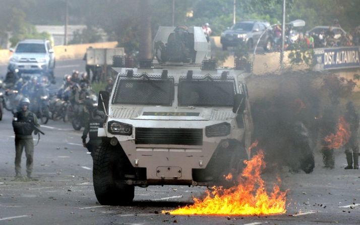 Las tanquetas de la Guardia Nacional Venezolana también reprimieron las protestas.