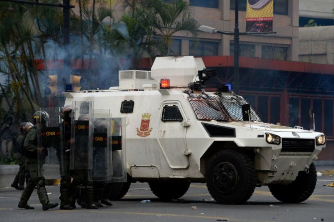 Una tanqueta avanza por las calles para enfrentar una marcha de la oposición.