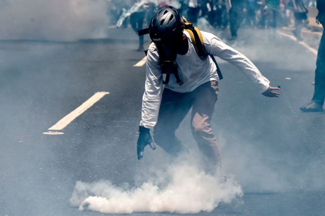 Algunos de los manifestantes llevaron máscaras contra el gas lacrimógeno.