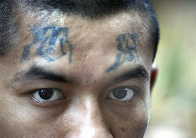 Fotografía de un miembro de la Mara Salvatrucha antes de ser arrestado en San Salvador en marzo del 2005.