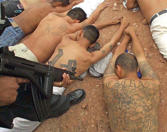 Miembros de la Mara 18 son detenidos por miembros de la policía en Tegucigalpa (Honduras).