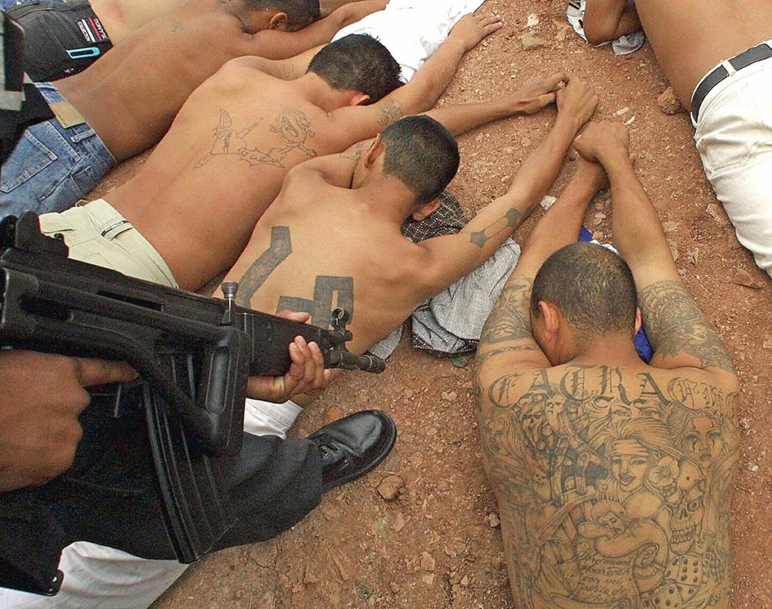 Miembros de Barrio 18 son detenidos por miembros de la policía en Tegucigalpa (Honduras).