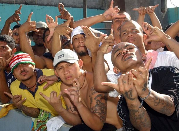 Miembros de la Mara 18 hacen gestos en una prisión de San Pedro Sula (Honduras) en el 2005. A los mareros de la 18 no se les permite hacerse tatuajes en la cara.