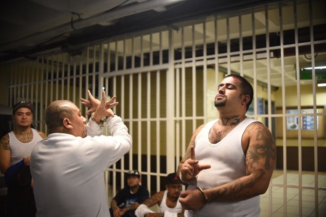 Miembros de la Mara 18 le hacen señales a sus rivales de la Salvatrucha en un juzgado de Ciudad de Guatemala en el 2015.