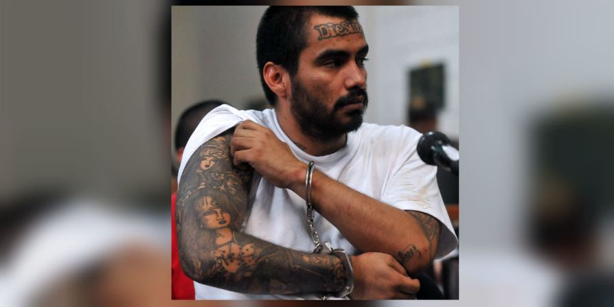 Oscar Coronado alias 'Ploky', miembro de la Mara 18, durante su juicio en Ciudad de Guatemala en el 2010. Los tres puntos que exhibe en un dado en su tatuaje significan "la vida loca" de los pandilleros.