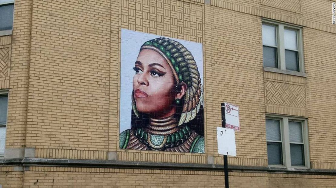 El mural fue pintado en un edificio que queda muy cerca del sitio donde Michelle Obama creció.