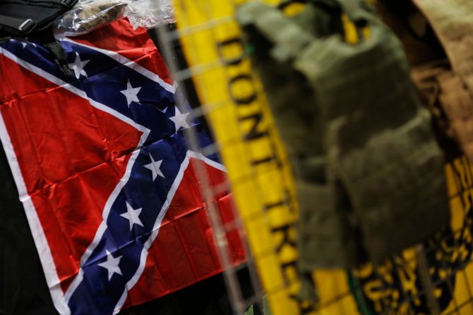 Una bandera confederada puede verse en un stand. Durante la más reciente campaña presidencial, la prohibición de armas fue uno de los temas principales.