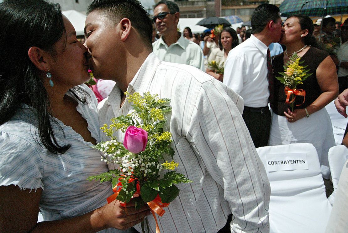 FOTO DE ARCHIVO. Dos parejas se besan luego de una boda masiva celebrada en la plaza de Los Dolores en Tegucigalpa, Honduras, en agosto de 2007.