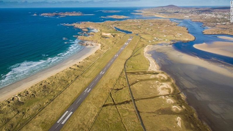 Aeropuerto Donegal, Irlanda — "Llegas a la isla esmeralda junto a una de las playas más hermosas del mundo, Carrickfinn, con un telón de fondo del majestuoso Monte Errigal a un lado y una serie de islas escarpadas en el otro". Este es el veredicto entusiasta de un usuario de PrivateFly en este aeropuerto en la costa atlántica de Irlanda.