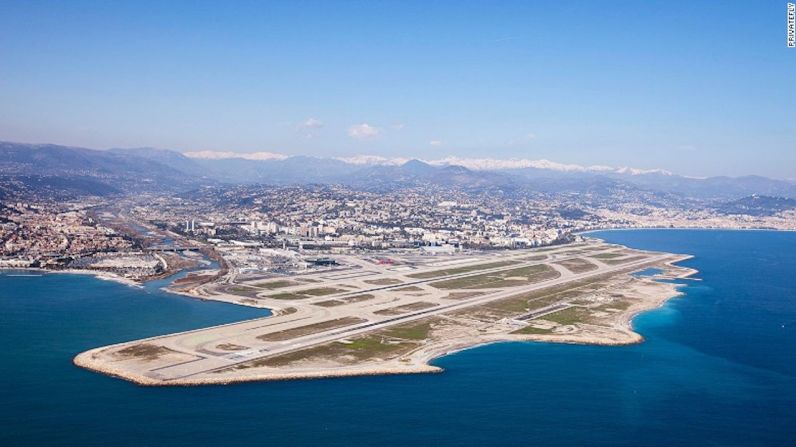 Aeropuerto de la Côte d’Azur de Francia — El aeropuerto de la Côte d’Azur de Niza está ubicada a seis kilómetros al sudoeste de Niza, en el departamento de los Alpes Marítimos de Francia. Es el punto principal de llegada para los visitantes de la rivera francesa.