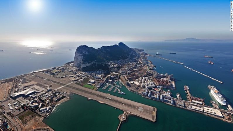 Aeropuerto de Gibraltar, Reino Unido — Ubicado solo a 500 metros del centro de la ciudad, la franja de aterrizaje del aeropuerto de Gibraltar comparte una de las vías principales de la península. Los peatones y autos de este territorio británico deben detenerse en cada lado de la pista cada vez que un avión despega y aterriza, dice PrivateFly.