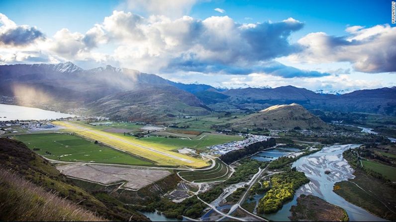 Aeropuerto Queenstown, Nueva Zelandia — Situado en el corazón de los paisajes mágicos de las montañas, los lagos y ríos del sur de Nueva Zelandia, hay poco de sorpresa en el aeropuerto de Queenstown que de nuevo se encuentra entre los más pintorescos aeropuertos del mundo.