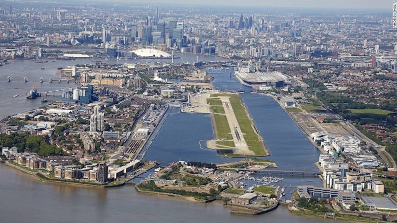 Aeropuerto de Londres, Gran Bretaña — Volar a Londres en un día claro para aquellos que viajan al lado de la ventana significa disfrutar de los puntos más importantes de la ciudad y el río Támesis. Para los pilotos, en cambio, es todo un reto. PrivateFly dice que la trayectoria del planeo se siente en el estómago revuelto a 5,8 grados en comparación con la trayectoria usual del deslizamiento de 3 grados.