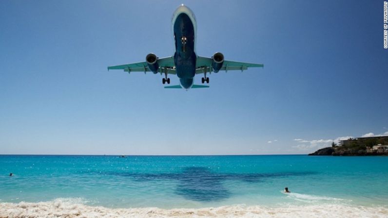 Aeropuerto Internacional Princesa Juliana en St. Maarten — En este aeropuerto en una de las islas del Caribe el acercamiento es “tan lento que casi que puedes leer los diarios de los bañistas”, dice el director ejecutivo de PrivateFly, Adam Twidell.