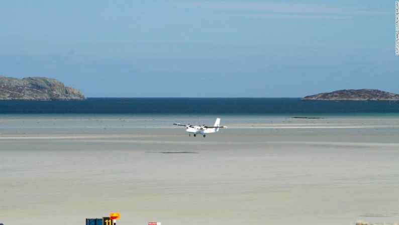 Aeropuerto Barra, Escocia, Gran Bretaña — Este es el único aeropuerto del mundo donde aterrizan y despegan de la playa los vuelos charter regulares y privados. Cuando hay marea alta las pistas están bajo el agua, dice PrivateFly.