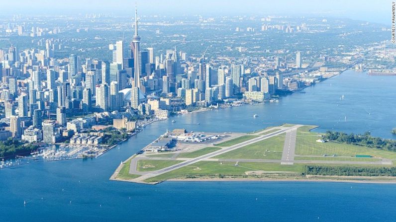 Aeropuerto Billy Bishop de Toronto, Canadá — El servicio de reserva PrivateFly hizo una encuesta global con expertos y fanáticos de la aviación para que votaran por los aterrizajes más pintorescos en aeropuertos. El Aeropuerto Billy Bishop de Toronto, de Canadá ocupó el puesto 10 en la encuesta de 2017.