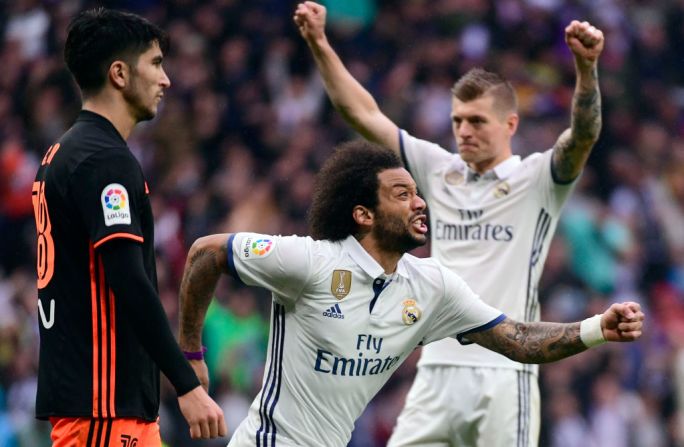 El brasileño Marcelo es uno de los 7 del Real Madrid, junto a Kroos, con él en la foto.