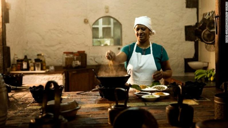 En Mauricio, la mejor comida es siempre la que se hace en las cocinas de los hogares, un importante lugar de reunión en un país en el que, a pesar de su reputación como destino de vacaciones, en las tardes las calles se quedan vacías pues las familias se reúnen para comer.