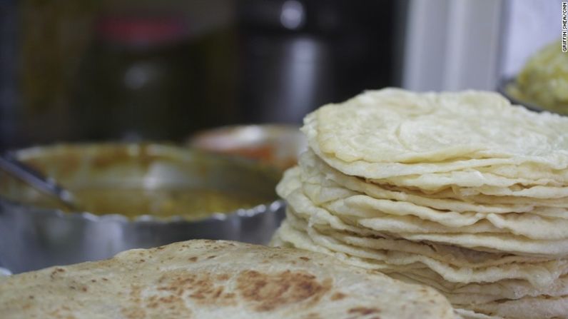 El 'dhal puri' (un plato de lentejas de la India) es muy popular en los puestos de comida callejera y en los mercados de la Isla de Mauricio. Se sirve en un 'roti', típico pan de la India, muy consumido en ese país y en Pakistán, Nepal, Sri Lanka y Bangladesh.