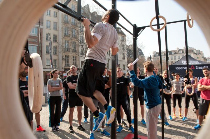 Practicantes franceses de crossfit hacen 'burpees' durante una demostración en París. El 'burpee' mide la resistencia anaeróbica del atleta.