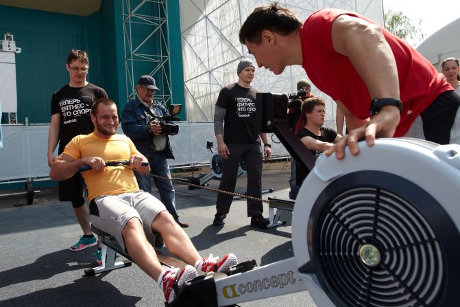 El embajador de la marca Reebok Batu Khasikov (d) supervisa una práctica de crossfit en el Parque Gorky de Moscú.