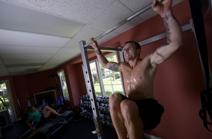 Aaron Fike hace un 'burpee' durante un entrenamiento en Laguna Niguel (California). El crossfit mezcla los mejores elementos de la gimnasia, el levantamiento de pesas, el atletismo y el remo.