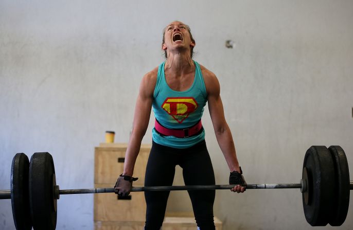 Lita Collins hace 'weightlifting' durante una sesión de crossfit en San Anselmo (California). El desempeño individual en los ejercicios del crossfit se mide a través de los resultados obtenidos.