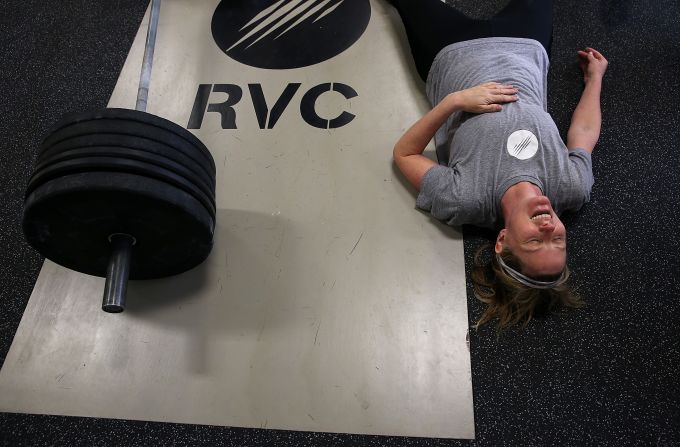 Dawn Lillington retoma el aire tras hacer 'weightlifting' durante una sesión de crossfit en San Anselmo (California). En el crossfit, los datos arrojados al terminar una prueba son cruciales para la motivación del atleta.