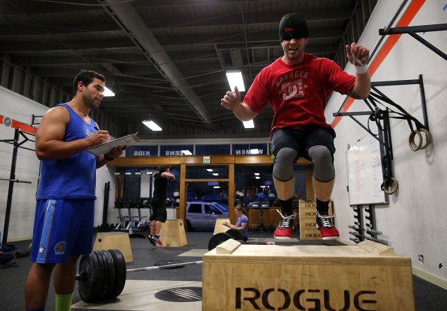 El entrenador Kory Cook (i) supervisa a Jason Stanislawczyk (d) mientras hace 'box jump' durante una sesión de crossfit en San Anselmo (California).