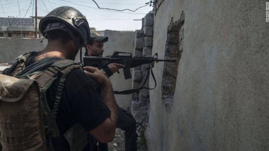 Soldados de la División Dorada de las fuerzas especiales iraquíes realizan incursiones en el vecindario Al Tank, al oeste de Mosul, el 17 de abril.