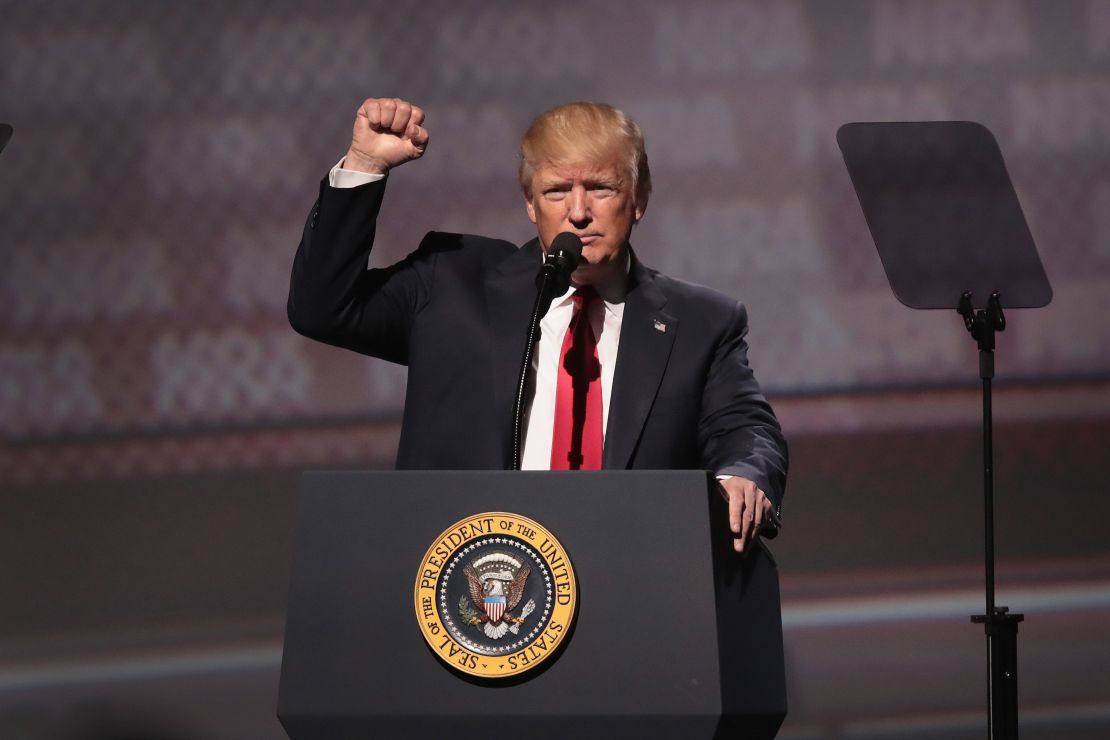 El presidente estadounidense, Donald Trump, durante la asamblea de la Asociación Nacional del Rifle en Atlanta el 28 de abril.