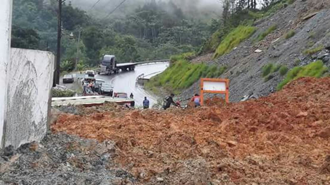 Aspecto de una carretera bloqueada por un derrumbe en el norte del país.