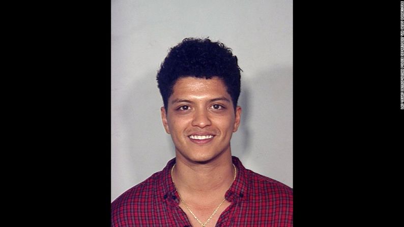 El cantante Bruno Mars fue arrestado el 19 de septiembre de 2010, en Las Vegas (Estados Unidos) por un cargo relacionado con drogas. Él aceptó un acuerdo de "adjudicación diferida" en 2011.