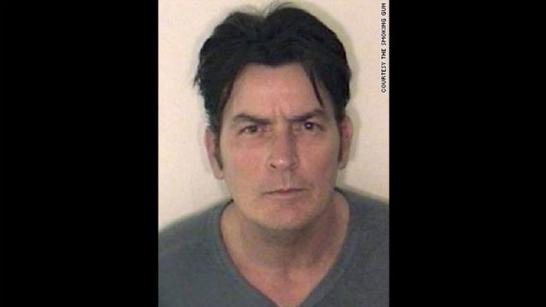 El actor Charlie Sheen no es ajeno al escándalo de Hollywood. Tuvo que posar para los registros criminales después de una detención en 2009 relacionada con una disputa por violencia doméstica.