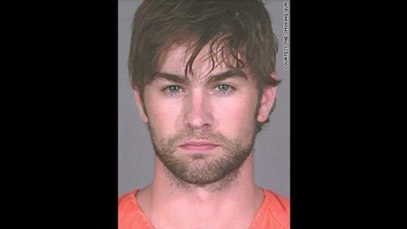 La estrella de la serie "Gossip Girl”, Chase Crawford, fue arrestado en junio de 2010 en Austin, Texas por supuesta posesión de marihuana. En su momento, enfrentó cargos por un delito menor, debido a que tenía menos de 2 onzas, según un informe policial.