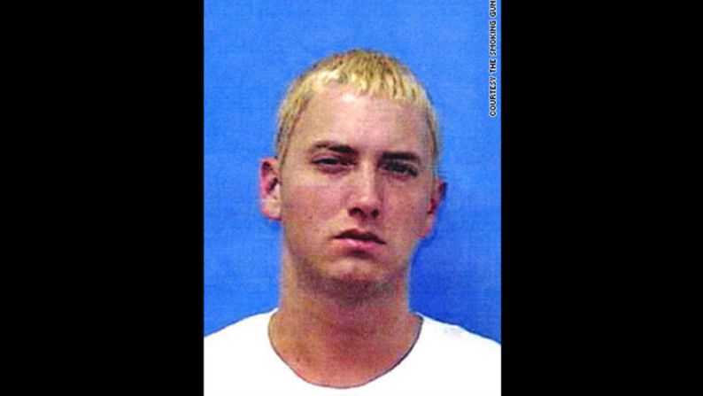 El rapero Marshall Mathers, también conocido como Eminem, fue detenido dos veces en junio de 2000. La Policía sostuvo que ambos arrestos se debieron a peleas: la primera por su esposa, Kim, y la segunda contra el grupo de rap Insane Clown Posse.