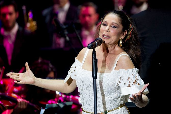 La cantante española Isabel Pantoja fue condenada a dos años de cárcel y una multa de más de 1 millón de euros por el delito de blanqueo de capitales. En noviembre de 2014 ingresó a prisión para cumplir la sentencia dictada por la Audiencia Provincial de Málaga, en España. En enero de este año, Pantoja reapareció en el canal español Antena-3 TV y aseguró que su paso por la cárcel fueron “años intensos, difíciles, dolorosos” y que está tratando de salir adelante de la experiencia con su trabajo.