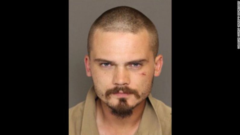 Jake Broadbent, mejor conocido por interpretar al personaje Anakin Skywalker en "Star Wars: Episode I - The Phantom Menace" en 1999, fue arrestado en Carolina del Sur el 17 de junio de 2015. Según la Policía, el actor los obligó a una persecución de gran velocidad. Se le acusó de no detenerse y de resistir la detención. Además, estuvo en el Centro de Detención del Condado de Colleton mientras esperaba su audiencia para fijar la fianza.