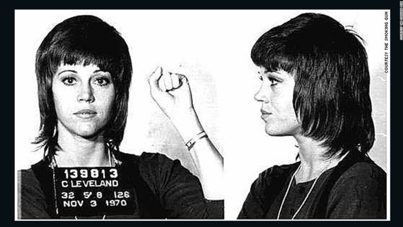 Jane Fonda fue arrestada en Cleveland (Estados Unidos) en 1970, después de una pelea con la Policía en el aeropuerto. Los agentes de aduanas supuestamente encontraron una gran cantidad de píldoras en su poder.