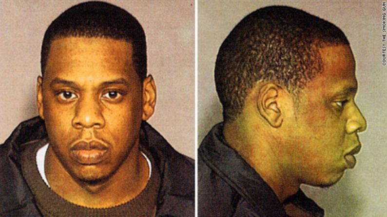 En 1999, el rapero Jay Z fue arrestado en por haber apuñalado presuntamente a un ejecutivo del mundo discográfico en un club nocturno de Nueva York. Dos años después el artista se declaró culpable y resultó condenado a tres años de libertad condicional.