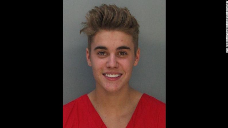 El cantante Justin Bieber fue acusado de manejar ebrio, resistir el arresto y conducir sin una licencia válida en Miami, después de que la policía vio al artista de pop haciendo carreras en su Lamborghini amarillo durante enero de 2014. “¿Qué diablos hice?”, le preguntó el joven famoso al oficial. “¿Por qué me detuviste?”, insistió. Bieber fue encarcelado en una prisión de la ciudad, luego de que le hicieran una prueba de sobriedad y esta saliera negativa.