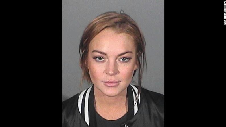 Lindsay Lohan posa para una foto policial en marzo de 2013, tras aceptar estar 90 días en una “bloqueada” en una instalación de rehabilitación de drogas. La joven actriz debió enfrentar cargos por un delito menor. Sin embargo, este no fue su primer roce con la ley. La lista incluye un arresto en 2011 por violar la libertad condicional de una condena que tenía desde 2007 por conducir ebria.