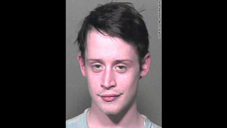 La oficina del alguacil del condado de Oklahoma, Estados Unidos, le tomó esta imagen a Macaulay Culkin, estrella de “Mi Pobre Angelito”, después de que las autoridades encontraran en su posesión marihuana, Xanax y píldoras para dormir. Pasó un periodo muy breve en prisión, antes de ser liberado bajo fianza.