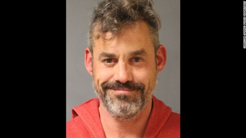 El actor Nicholas Brendon, famoso por su trabajo en la serie “Criminal Minds”, resultó detenido el 13 de marzo de 2015 en Tallahassee, Estados Unidos, porque supuestamente destrozó la habitación de un hotel. Un mes antes fue arrestado bajo circunstancias similares en Fort Lauderdale y en Boise, Idaho, en octubre del año anterior. Brendon también es conocido por su papel en "Buffy la Cazavampiros".