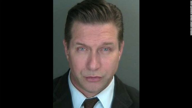 El actor Stephen Baldwin fue arrestado el 6 de diciembre de 2012, acusado de no presentar las declaraciones de impuestos del estado de Nueva York durante tres años, según un comunicado de la Fiscalía del condado de Rockland.