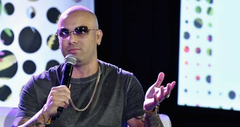 El reguetonero Juan Luis Morera Luna, o Wisin como es su nombre artístico, resultó detenido dentro de su casa, en Cayey (Puerto Rico), en febrero de 2008 por agredir a su padre. El altercado familiar habría tenido su origen en una disputa por los gallos que entonces producían para peleas. El papá de Wisin, que en el momento de los hechos tenía 62 años, decidió no presentar cargos en contra de su hijo, después de que saliera del hospital al que fue llevado por varios traumas físicos. Horas después del incidente, Wisin pidió a los medios respetar la privacidad de la familia y darle un espacio para que pudieran tratar con los hechos de manera íntima.